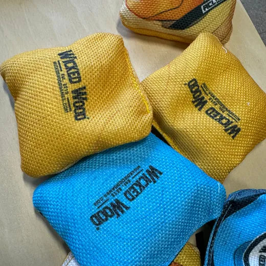 2x4 Premium Mini Cornhole Bags - REC - 9x9cm - cornhole zakjes in gebruik