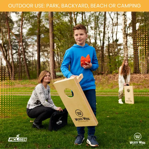 Cornhole Set Mini - Wicked Wood - 60x30cm - Incl zakjes en Draagtas - cornhole zakjes in gebruik